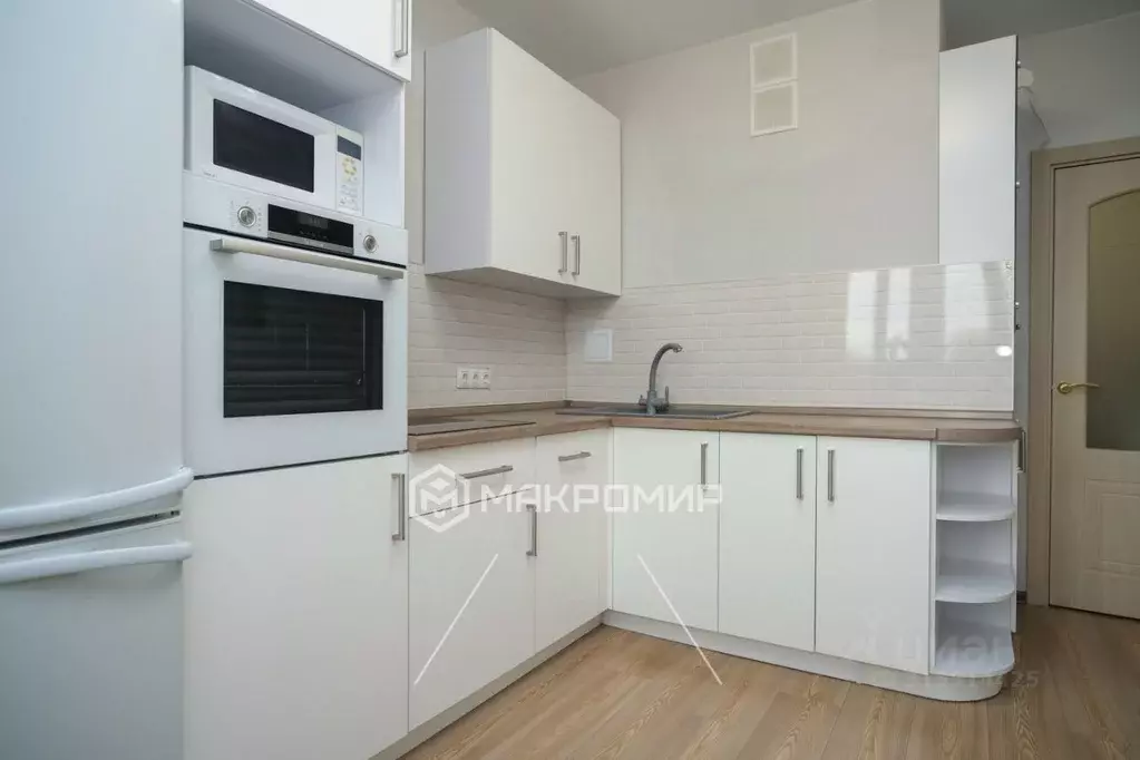 2-к кв. Татарстан, Казань ул. Рауиса Гареева, 102к2 (65.3 м) - Фото 0