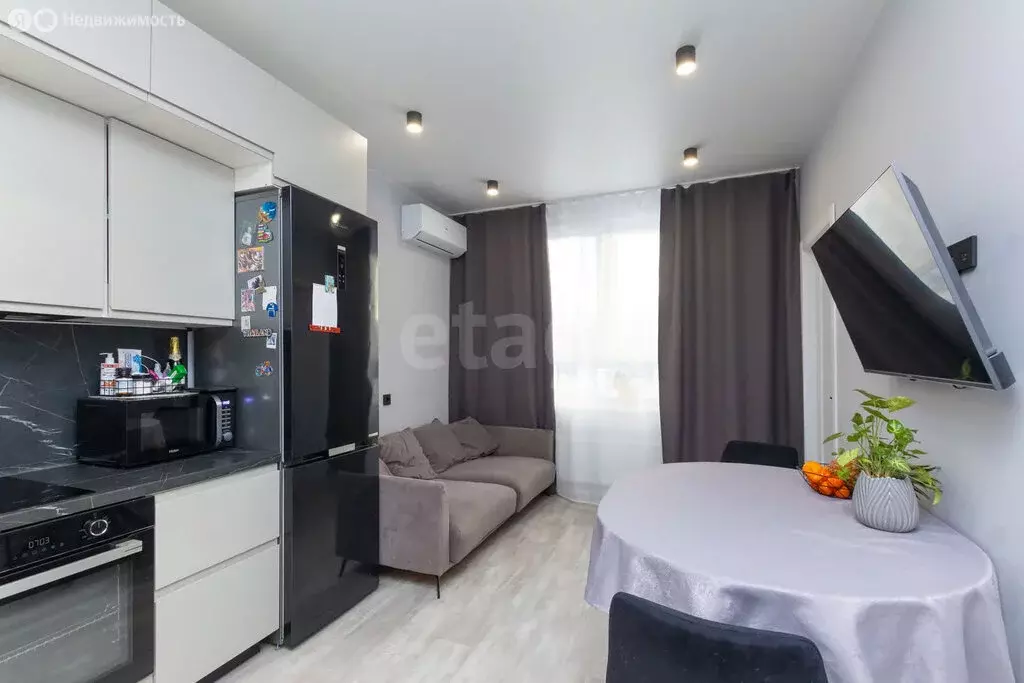 1-комнатная квартира: Тюмень, улица Сергея Свиридова, 5 (38.6 м) - Фото 2