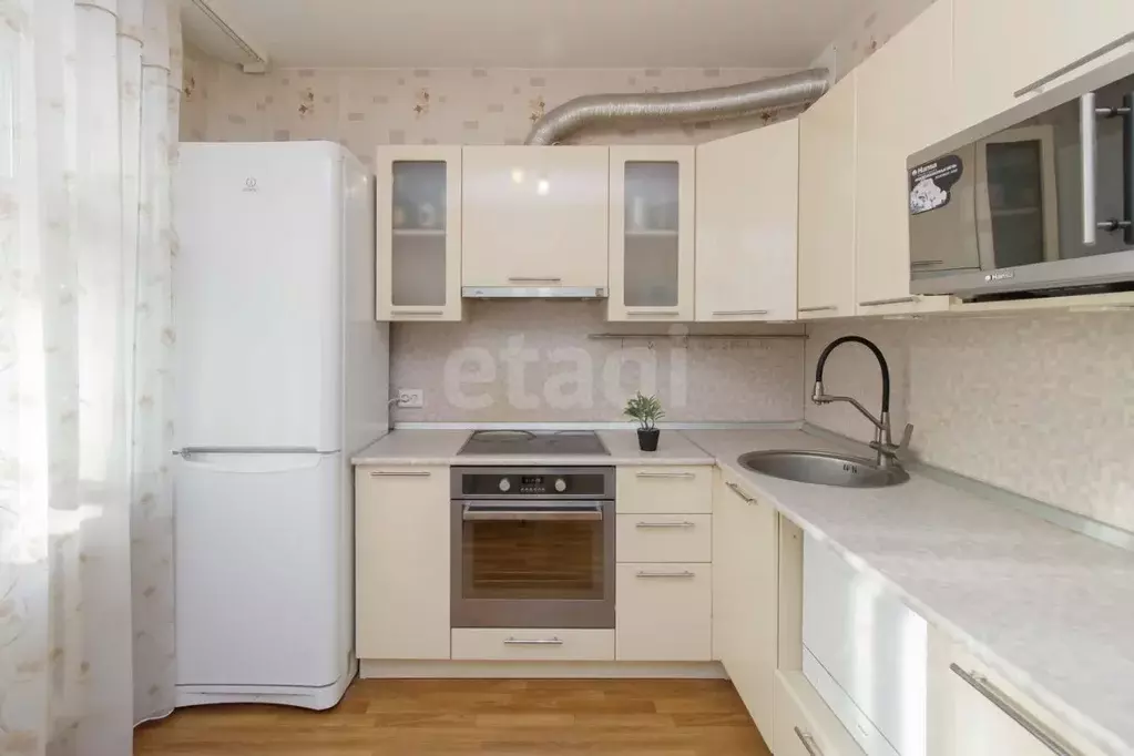 2-к кв. Тюменская область, Тюмень ул. Пермякова, 70к1 (61.9 м) - Фото 0