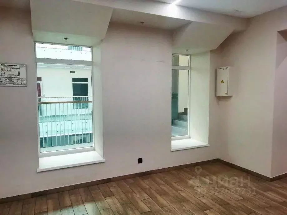 Офис в Санкт-Петербург 8-я Васильевского острова линия, 25 (60 м) - Фото 1