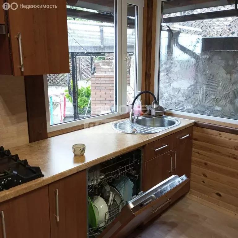 Дом в посёлок Каменномостский, улица Белинского, 8 (200 м) - Фото 1