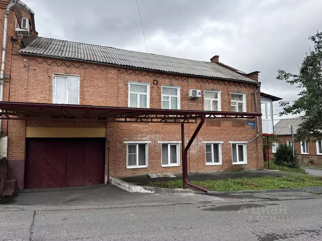 Дом в Северная Осетия, Владикавказ ул. Алибека Кантемирова, 44 (210 м) - Фото 1