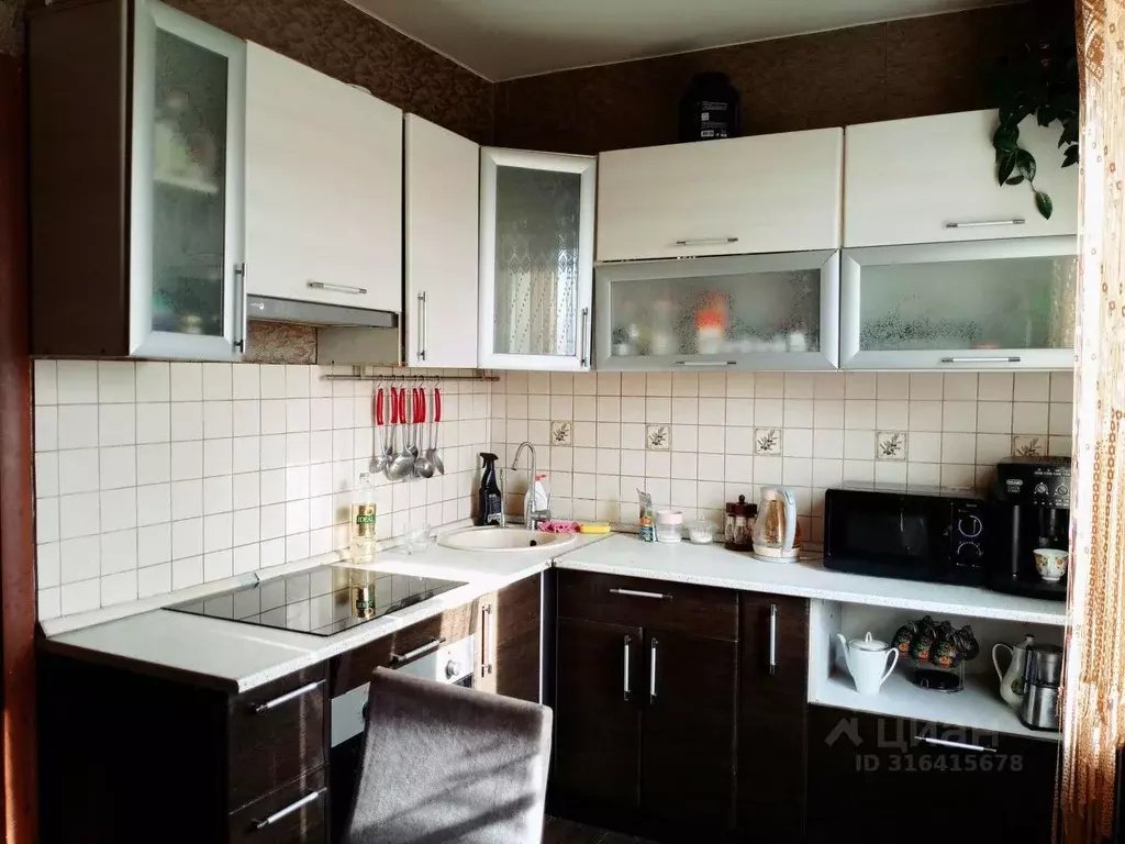 4-к кв. Волгоградская область, Волгоград ул. 8-й Воздушной Армии, 9 ... - Фото 0