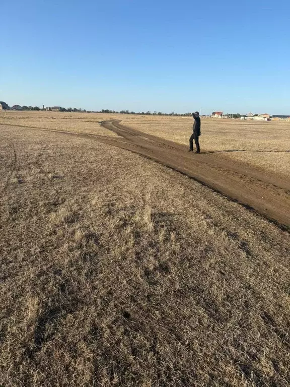 Участок в Крым, Красногвардейский район, Октябрьское пгт ул. ... - Фото 1