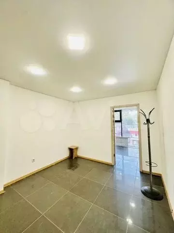 Офис 27м2 с панорамными окнами и перегородкой - Фото 0