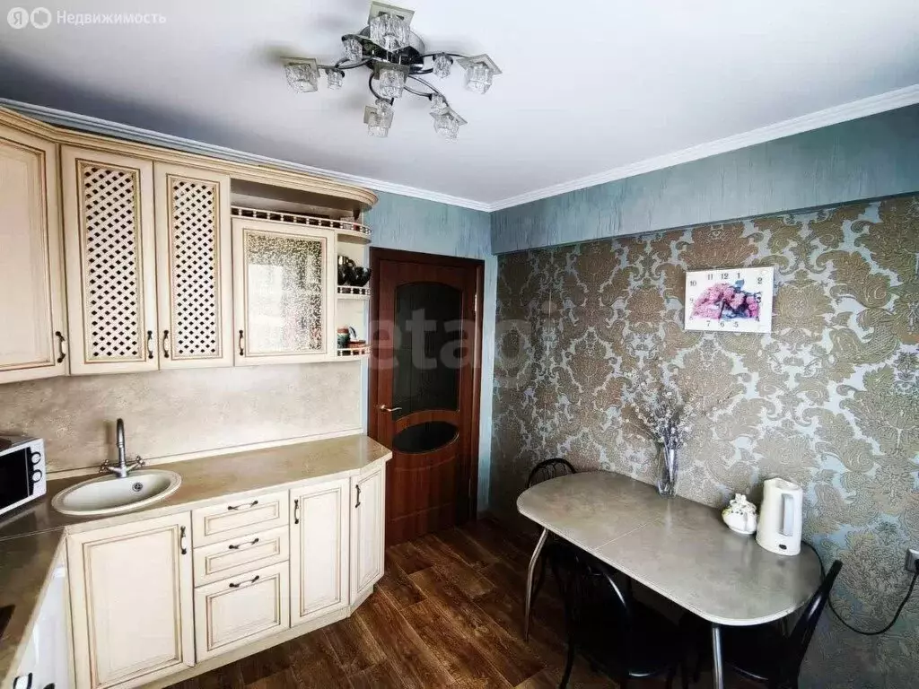 3-комнатная квартира: посёлок городского типа Новокручининский, ... - Фото 0