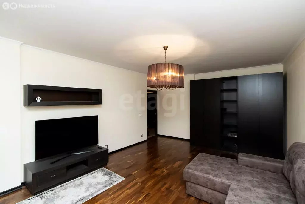 2-комнатная квартира: Тюмень, улица Максима Горького, 68 (68.3 м) - Фото 1