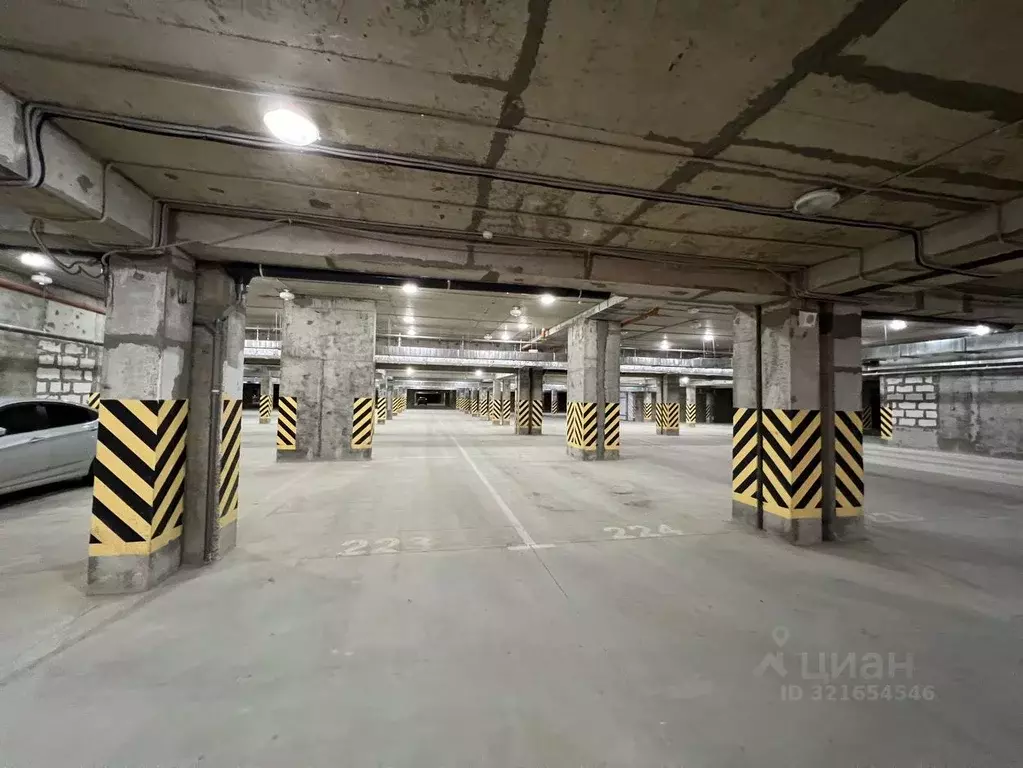 Гараж в Крым, Симферопольский район, Мирновское с/пос Парковые ... - Фото 1