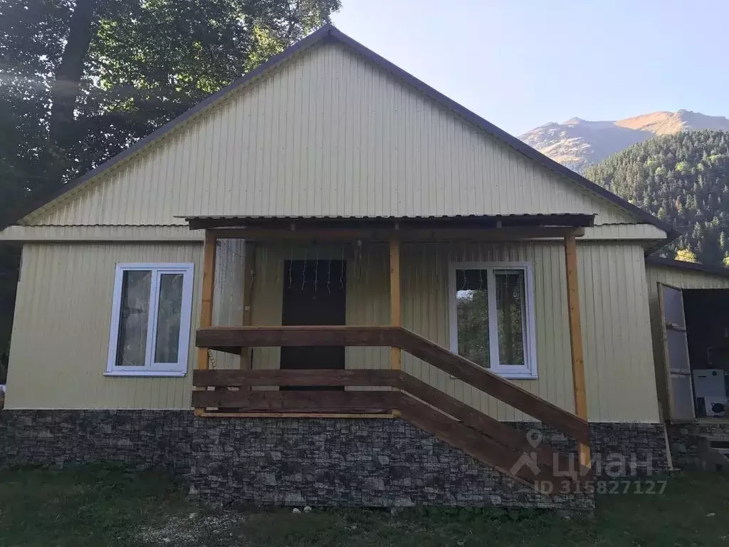 Дом в Карачаево-Черкесия, Зеленчукский район, с. Архыз ул. Курджиева, ... - Фото 0
