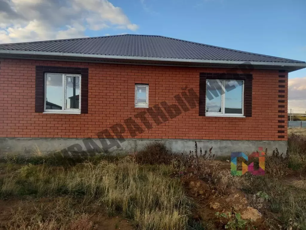 Дом в Калмыкия, Целинный район, с. Троицкое ул. Имени Э.У. Бакланова, ... - Фото 1