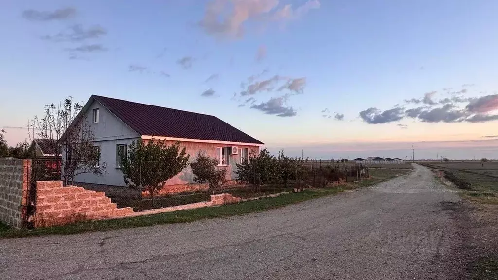 Дом в Крым, Сакский район, Молочненское с/пос, с. Абрикосовка  (100 м) - Фото 0