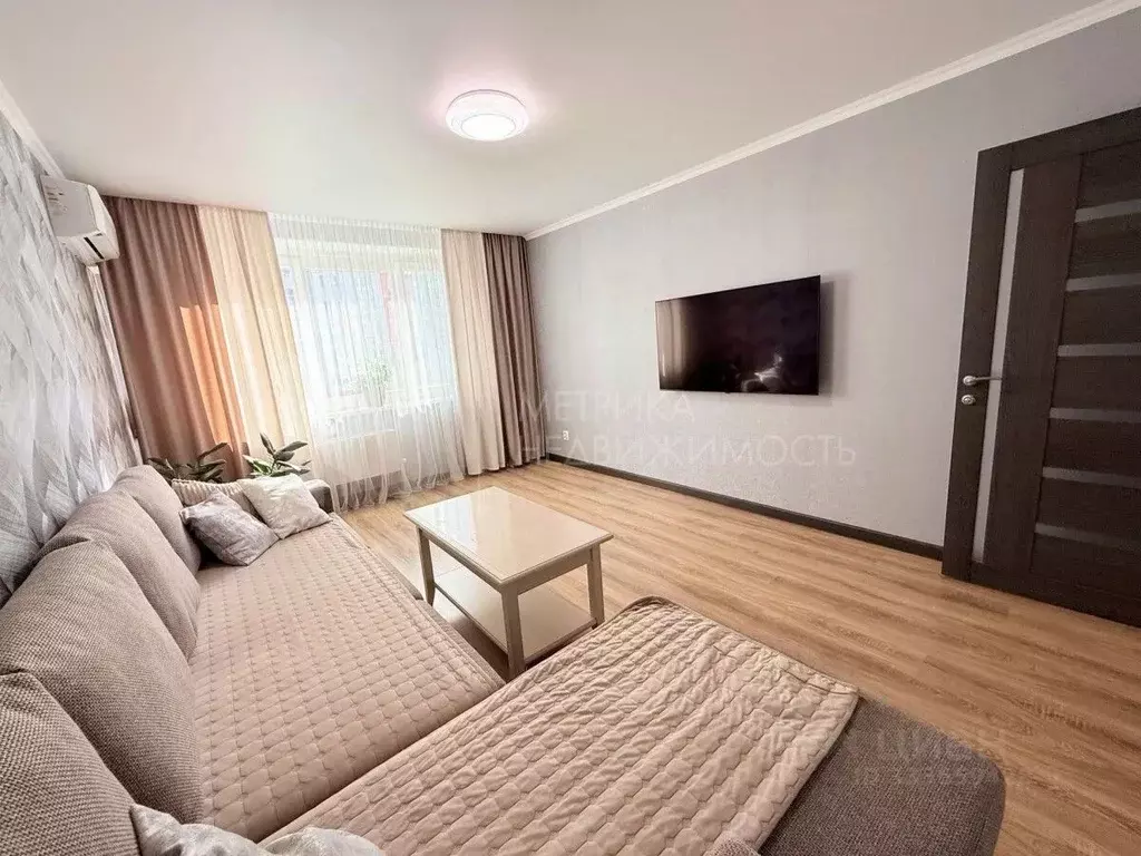 2-к кв. Тюменская область, Тюмень ул. Федюнинского, 56к2 (58.7 м) - Фото 1