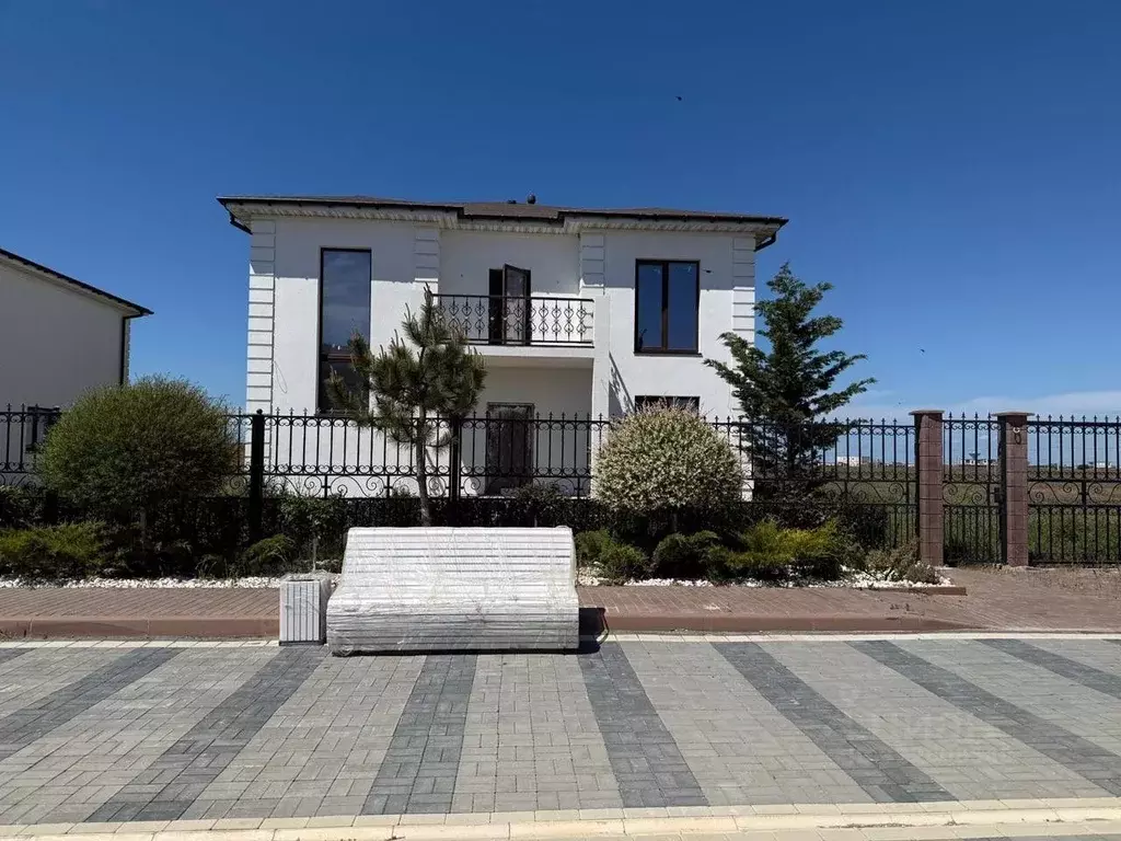 Дом в Крым, Сакский район, с. Уютное ул. Ивана Айвазовского (244 м) - Фото 1