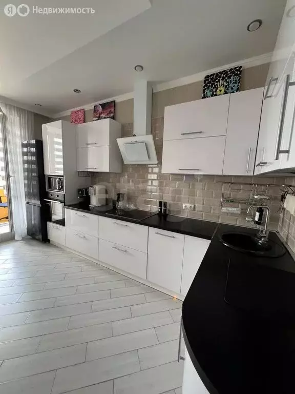 Квартира-студия: Омск, проспект Комарова, 11 (43 м) - Фото 0