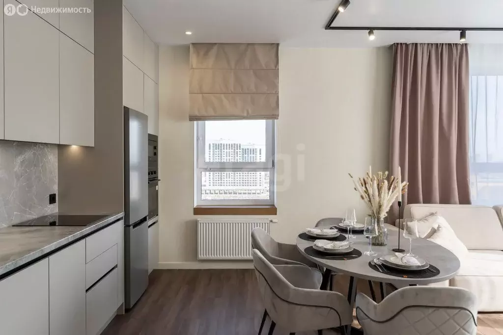 2-комнатная квартира: Тюмень, улица Братьев Бондаревых, 5 (64.2 м) - Фото 2