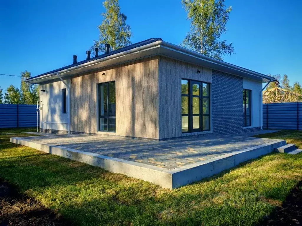 Дом в Курская область, Октябрьский район, Большедолженковский ... - Фото 1