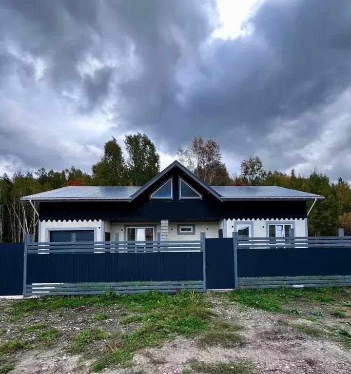 Дом в Иркутская область, Иркутский муниципальный округ, д. Карлук ул. ... - Фото 1