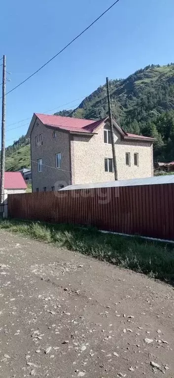 Дом в Алтай, Чемальский район, с. Чемал ул. Дорожников, 26 (399 м) - Фото 1