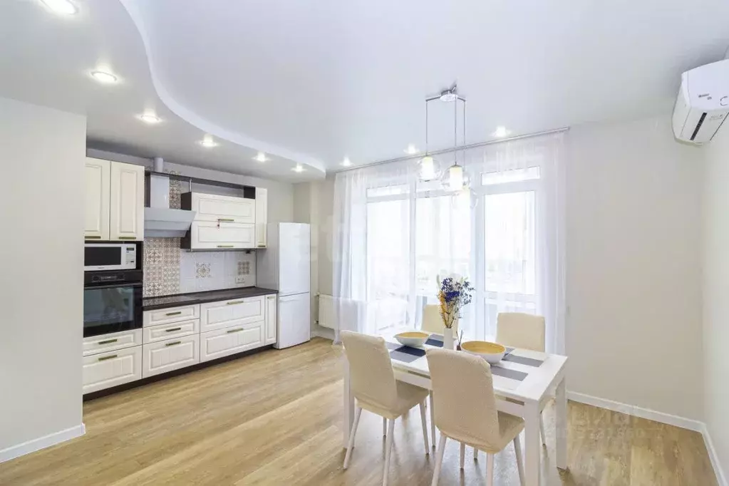 3-к кв. Тюменская область, Тюмень ул. Александра Протозанова, 10к1 ... - Фото 0