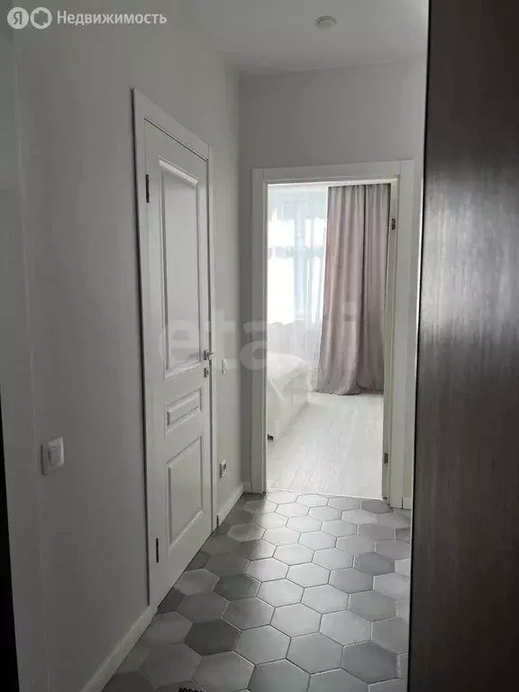 1-комнатная квартира: Тюмень, улица Тимофея Чаркова, 83 (37.7 м) - Фото 2