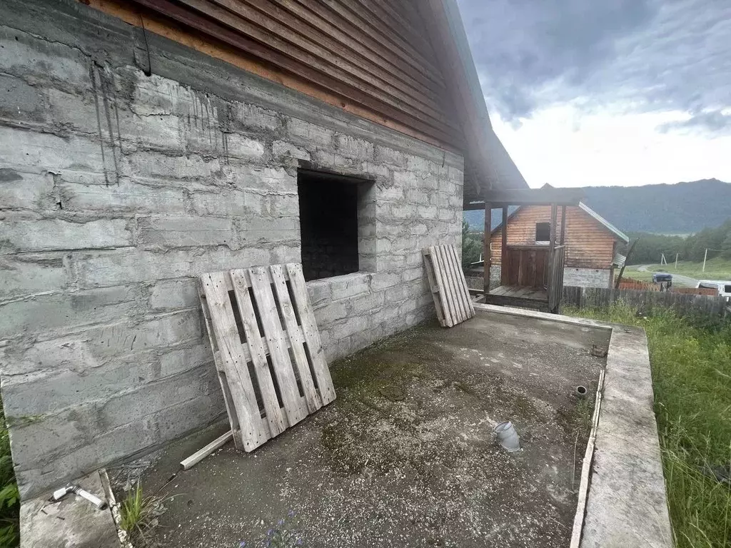 Дом в Алтай, Чемальский район, Элекмонарское с/пос, с. Элекмонар ул. ... - Фото 1