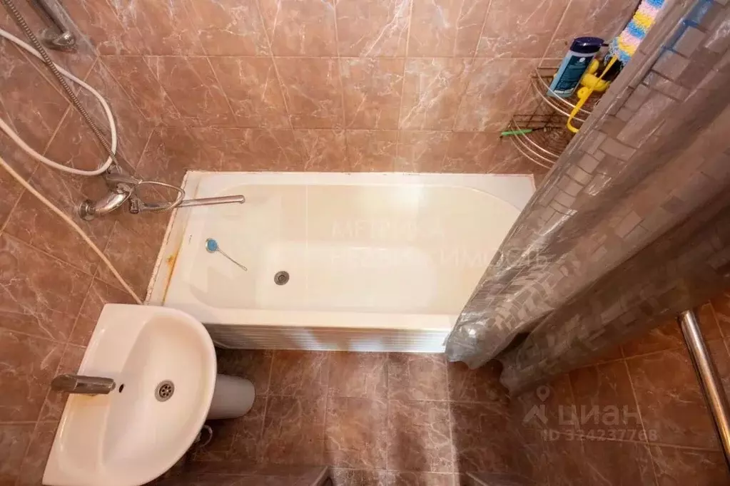 2-к кв. Тюменская область, Тюмень Барнаульская ул., 34 (46.0 м) - Фото 1