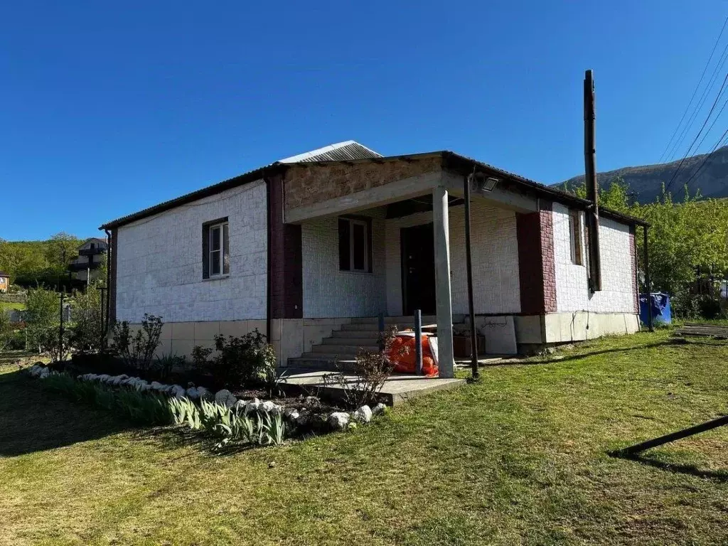 Дом в Крым, Бахчисарайский район, Голубинское с/пос, с. Соколиное ул. ... - Фото 1