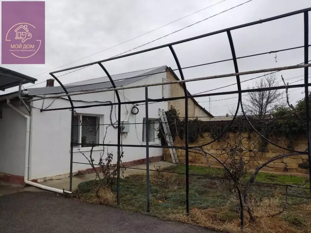 Дом в Крым, Сакский район, с. Уютное ул. Юрия Гагарина, 2 (160 м) - Фото 1