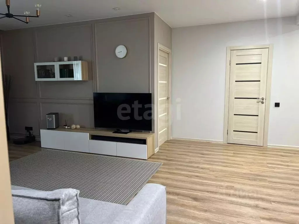 3-к кв. Красноярский край, Красноярск ул. Петра Ломако, 4 (92.0 м) - Фото 1