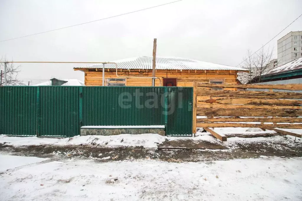 Дом в Алтайский край, Барнаул Контурный проезд, 32 (100 м) - Фото 1