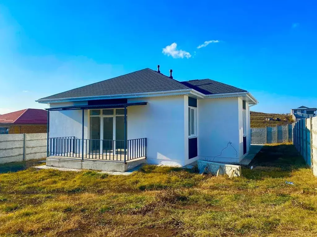 Дом в Крым, Симферопольский район, Трудовское с/пос, с. Строгоновка  ... - Фото 1