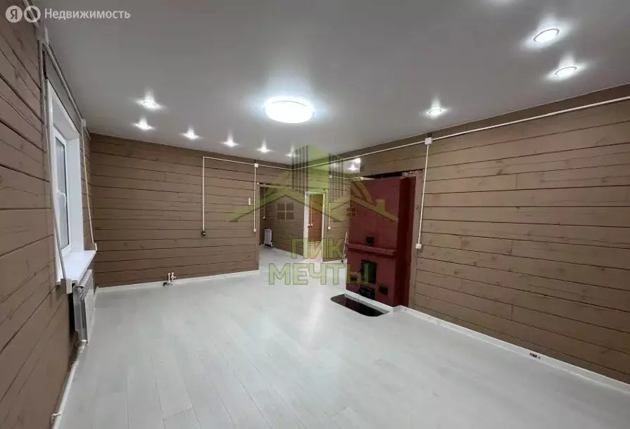 Дом в село Сотниково, Кленовая улица (220 м) - Фото 1