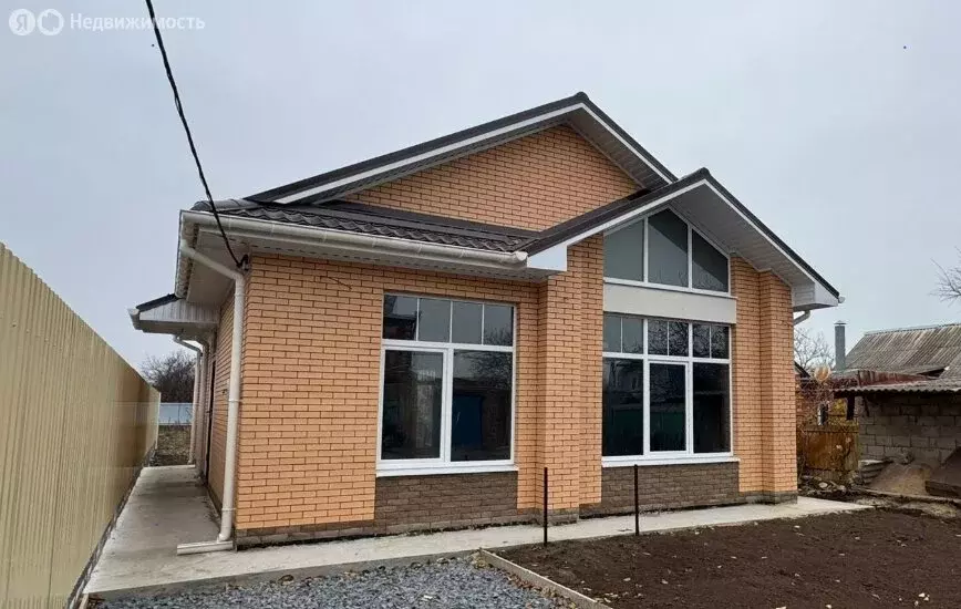 Дом в село Александровка, Октябрьская улица (95 м) - Фото 1