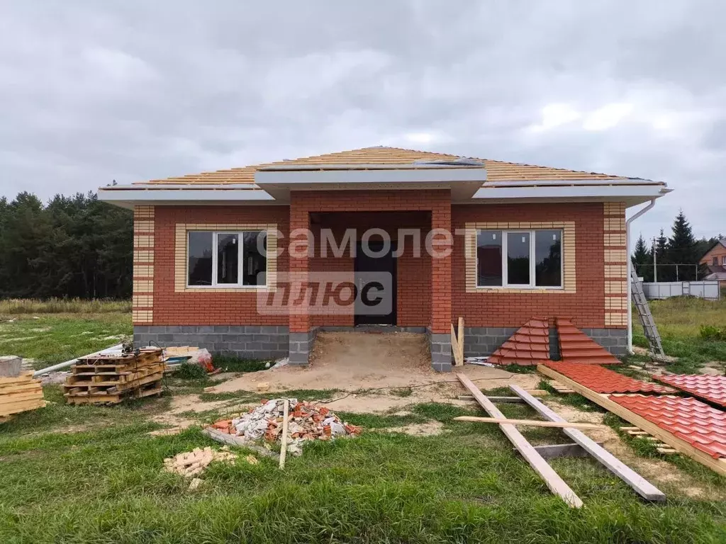 Дом в Курская область, Октябрьский район, Большедолженковский ... - Фото 1