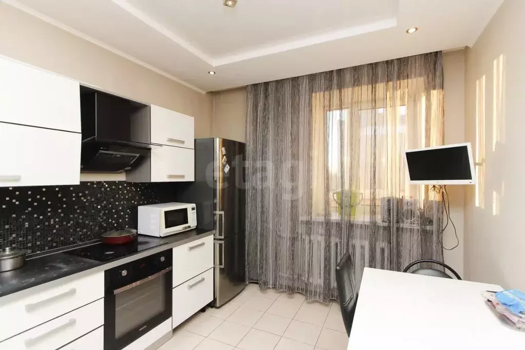 2-к кв. Тюменская область, Тюмень ул. Карла Маркса, 8 (67.3 м) - Фото 1