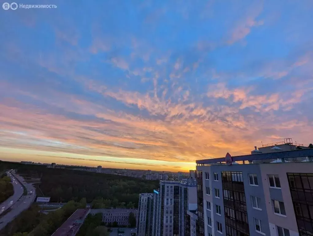 2-комнатная квартира: Екатеринбург, улица Крестинского, 8 (56 м) - Фото 1