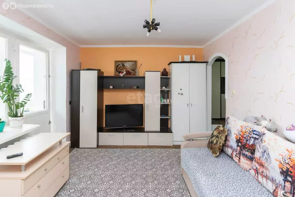 3-комнатная квартира: Тюмень, улица Монтажников, 18 (62.4 м) - Фото 1