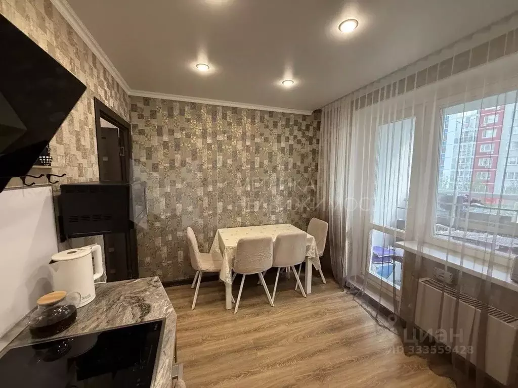 2-к кв. Тюменская область, Тюмень ул. Федюнинского, 56к2 (58.7 м) - Фото 1
