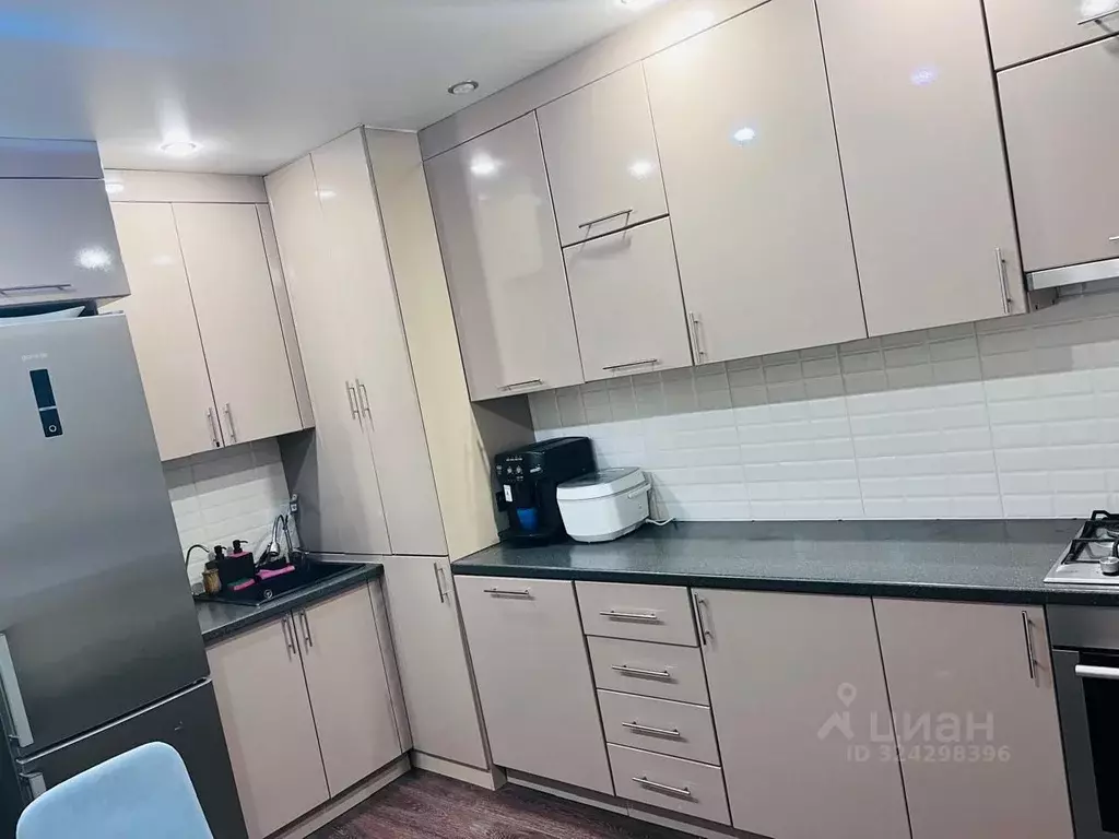 3-к кв. Омская область, Омск просп. Комарова, 27/1 (63.1 м) - Фото 1