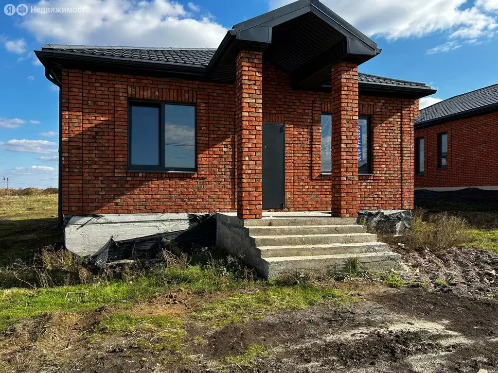 Дом в Октябрьский, Красная улица, 49 (100 м) - Фото 1