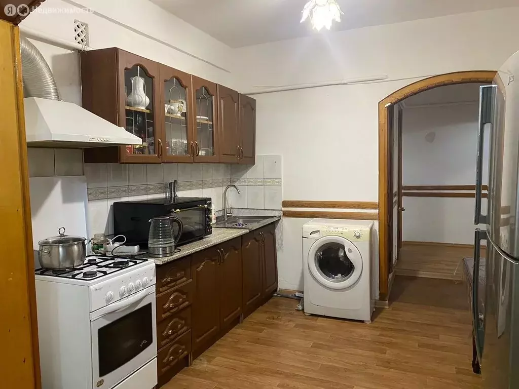 3-комнатная квартира: Махачкала, улица Каримова, 10 (75 м) - Фото 0