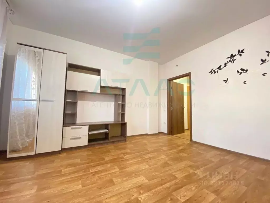 3-к кв. Крым, Симферопольский район, Гвардейское пгт ул. Острякова, 32 ... - Фото 1