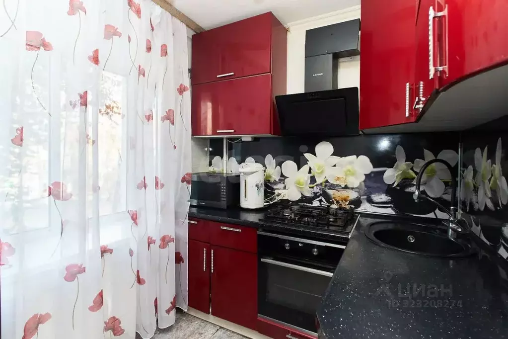 3-к кв. Тюменская область, Тюмень ул. Республики, 169 (51.7 м) - Фото 1