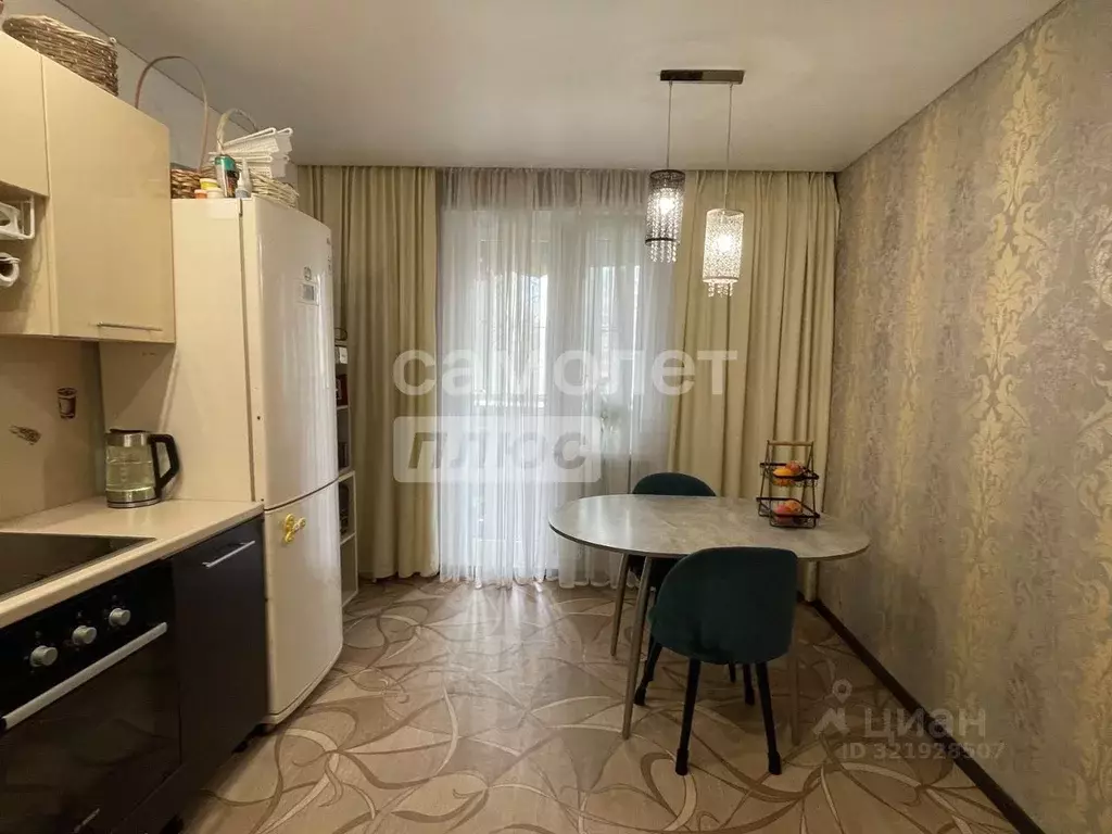 3-к кв. Челябинская область, Челябинск ул. Братьев Кашириных, 114 ... - Фото 1