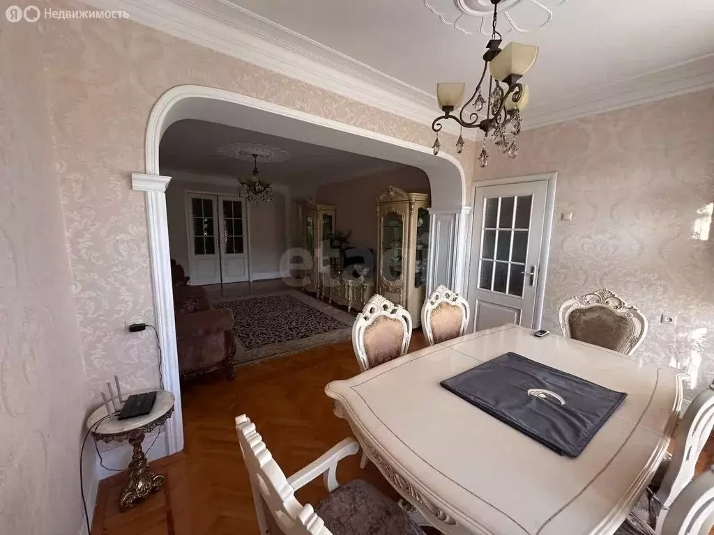 4-комнатная квартира: Махачкала, улица Коркмасова, 17А (150 м) - Фото 1