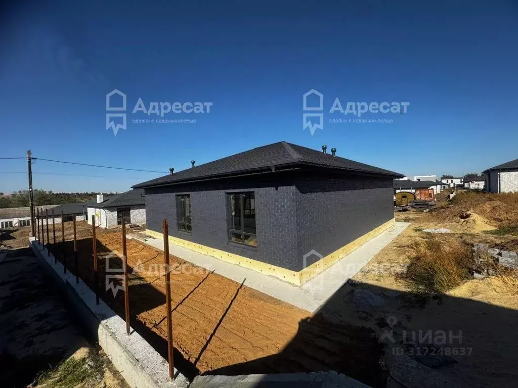 Дом в Волгоградская область, Волгоград ул. Джамбула Джабаева (190 м) - Фото 1