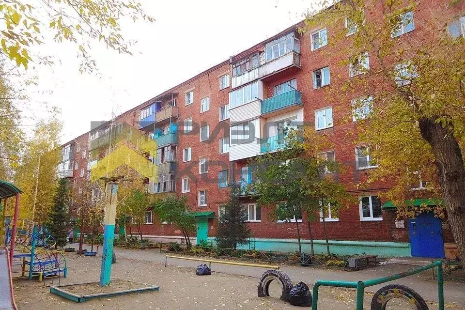 3-комнатная квартира: Омск, улица Берко Цемента, 8 (58 м) - Фото 0