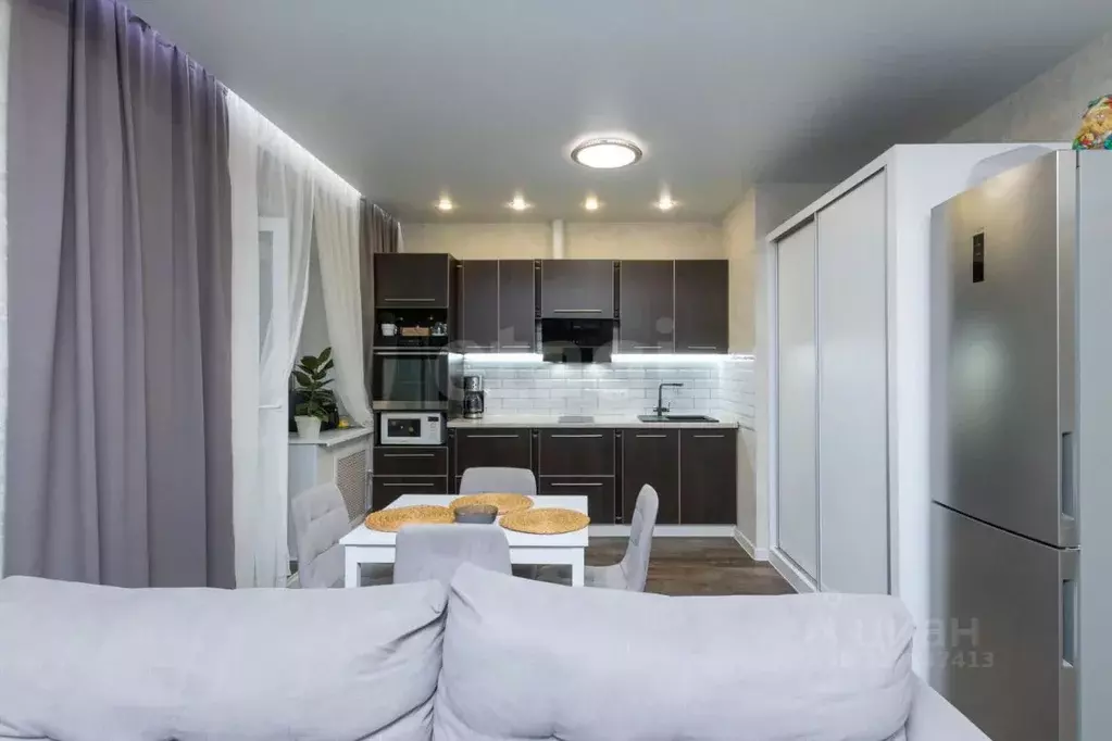 2-к кв. Тюменская область, Тюмень ул. Тимофея Чаркова, 81к1 (75.0 м) - Фото 1