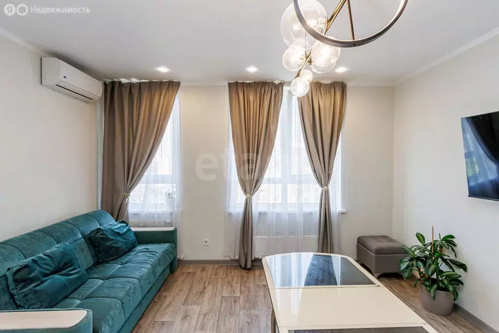 2-комнатная квартира: Тюмень, улица Фармана Салманова, 14 (67.6 м) - Фото 2