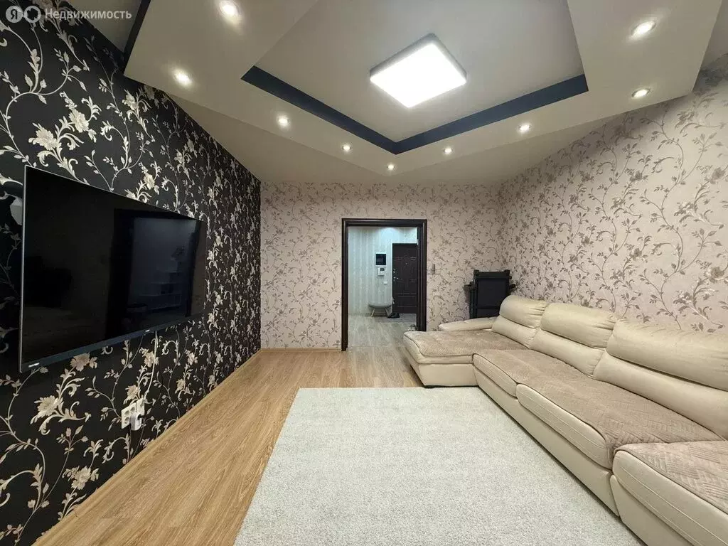 3-комнатная квартира: Челябинск, улица Братьев Кашириных, 122А (100 м) - Фото 1